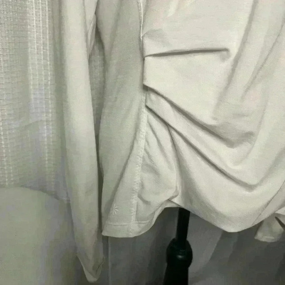 Athleta XL Women’s White Gathered Long Sleeve Top Zipper Arm & Back Pockets - Picture 3 of 10